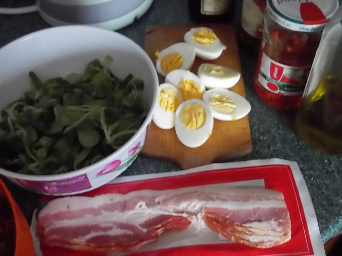Salát se slaninou, polníčkem, sušenými rajčaty a vejci