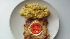 Sekaná na plechu se šťouchanými bramborami