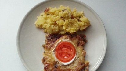 Sekaná na plechu se šťouchanými bramborami