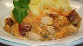Smetanová omáčka se sušenými rajčaty a kuřecím masem