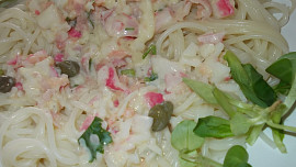 Špagety s omáčkou z uzeného lososa, kaparů a koprové omáčky