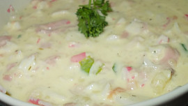 Špagety s omáčkou z uzeného lososa, kaparů a koprové omáčky