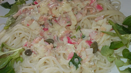 Špagety s omáčkou z uzeného lososa, kaparů a koprové omáčky