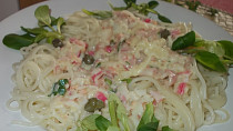 Špagety s omáčkou z uzeného lososa, kaparů a koprové omáčky