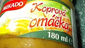 Špagety s omáčkou z uzeného lososa, kaparů a koprové omáčky