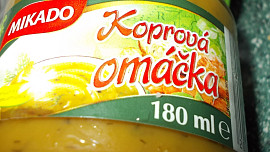 Špagety s omáčkou z uzeného lososa, kaparů a koprové omáčky