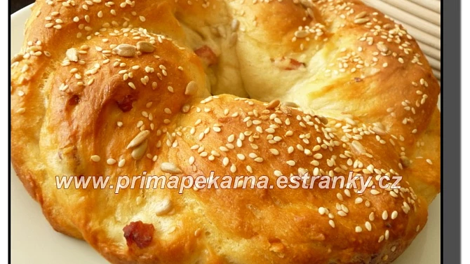 Tvarohový pletenec se slaninou