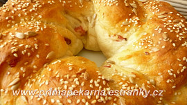 Tvarohový pletenec se slaninou