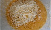 Uzená kuřecí stehna, smažená v sýrovém těstíčku (Vejce si rozšleháme s kořením a vmícháme nastrouhaný sýr)
