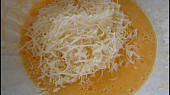 Uzená kuřecí stehna, smažená v sýrovém těstíčku, Vejce si rozšleháme s kořením a vmícháme nastrouhaný sýr