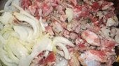 Vepřový ořez  na kari, worcesteru,  tymiánu a kapii, přidáme na půlku cibuli...