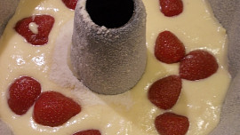 Vláčná  tvarohová  bábovka I. s ovocným středem