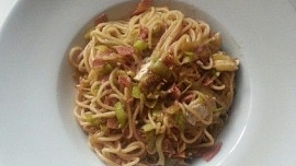 Vynikající špagety se šunkou a pórkem