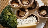 Žampiony plněné brokolicí a více druhy sýrů (Očištěným žampionům vydlábneme nožku i s kouskem dužiny)