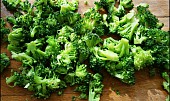 Žampiony plněné brokolicí a více druhy sýrů (Růžičky brokolice spaříme,necháme okapat a rozdělíme na drobné kousky.)