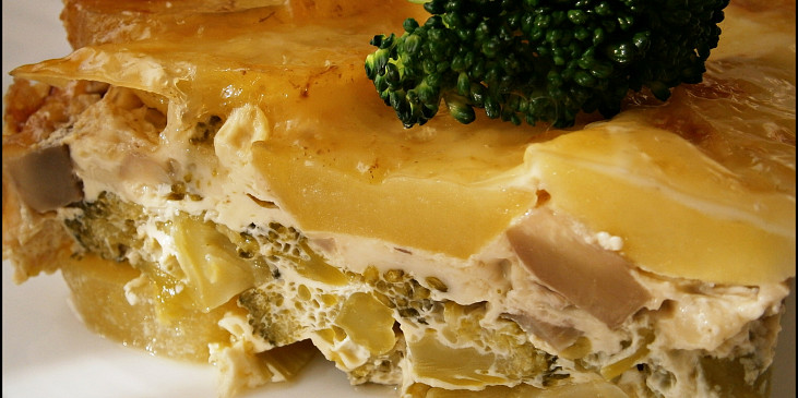 Zapečená brokolice se žampiony a bramborami (Detail na řezu)