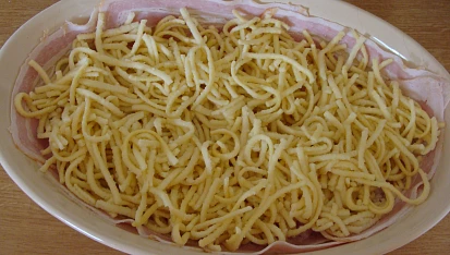 Zapečené špecle s kuřecím masem a zeleninou, Slanina+špecle
