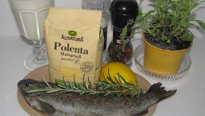 Pstruh na šalvějovo-rozmarýnovém másle s polentovou kaší
