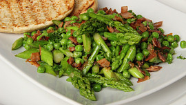 Zelený chřest s hráškem