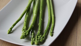 Zelený chřest s hráškem