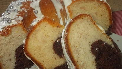 Banánovo-jablečná bábovka se skořicí a mandlemi