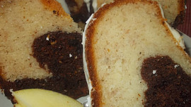 Banánovo-jablečná bábovka se skořicí a mandlemi