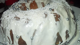 Banánovo-jablečná bábovka se skořicí a mandlemi