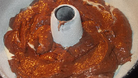 Banánovo-jablečná bábovka se skořicí a mandlemi