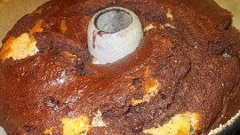 Banánovo-jablečná bábovka se skořicí a mandlemi