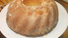 Banánovo-jablečná bábovka se skořicí a mandlemi