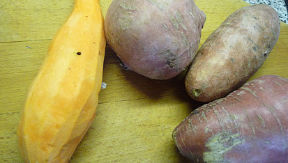 Batátová bublanina s borůvkami, suroviny, 1.zleva již očištěn