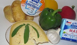 "Bramborový vějíř" s kozím sýrem a paprikami