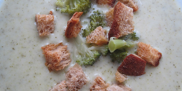 Brokolicový krém s bílým jogurtem