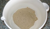 Celokváskový pšenično-žitný chléb (Fáze 2 - přimíchání ostatních surovin a připraveno ke kynutí)