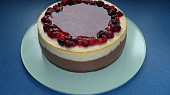 Cheesecake s třešněmi ve stylu New York, dvoubarevný s lesním ovocem