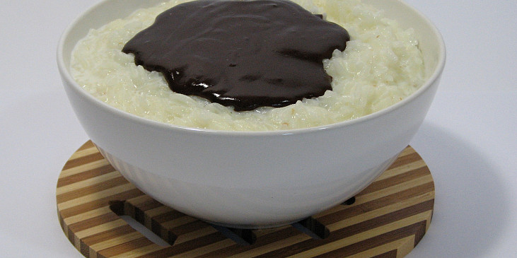Čokoládová mléčná rýže z hrnce na rýži (Mléčná rýže s čokoládou)