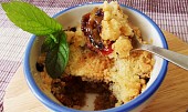 Crumble s rebarborou, mandlemi a brusinkami