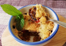 Crumble s rebarborou, mandlemi a brusinkami