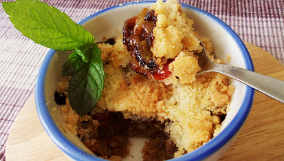 Crumble s rebarborou, mandlemi a brusinkami