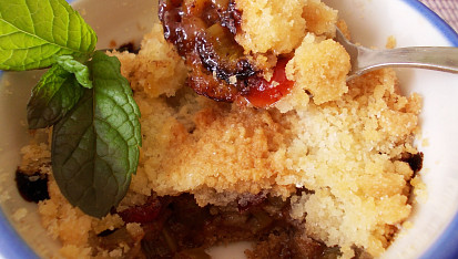 Crumble s rebarborou, mandlemi a brusinkami