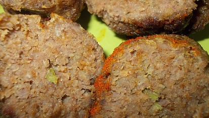 Drůbeží pečené  kouličky  s  kuřecími játry a zeleninou
