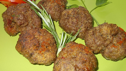 Drůbeží pečené  kouličky  s  kuřecími játry a zeleninou