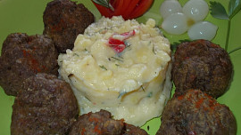 Drůbeží pečené  kouličky  s  kuřecími játry a zeleninou