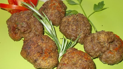 Drůbeží pečené  kouličky  s  kuřecími játry a zeleninou