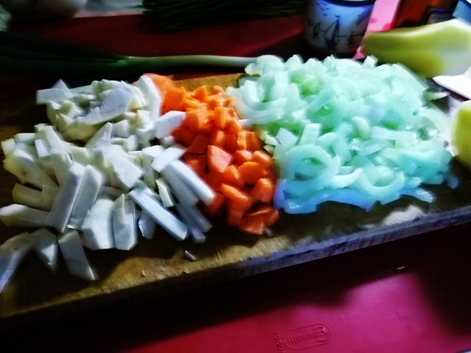 Dvou-celerová polévečka, zelenina nakrájená na proužky...