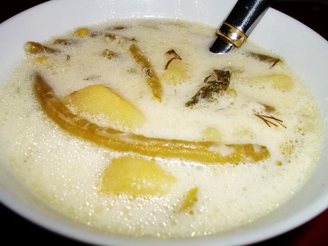 Fazolkovo-hrášková polévka s koprem, detail...