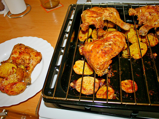 Grilované kuřecí čtvrtky s brambory