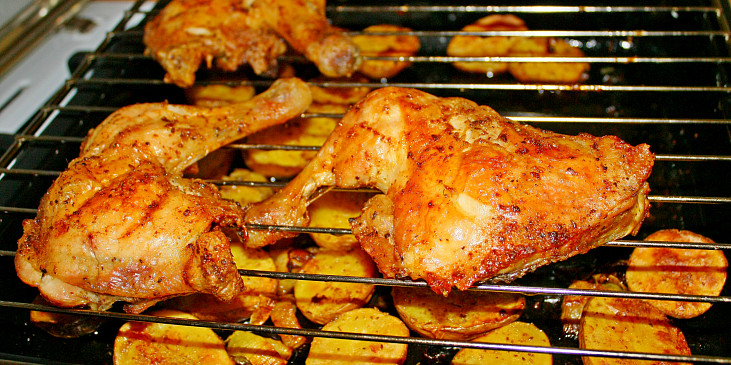 Grilované kuřecí čtvrtky s brambory