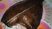 Grilovaný platýs na zelenině, bez ploutví, hlavy a ocasu-naříznuto přes prostředek z jedné strany