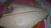 Grilovaný platýs na zelenině, naříznuto z druhé, bílé strany